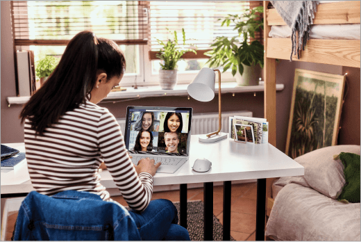 Professora em sala de aula virtual conectada com Teams Microsoft Office 365. 
Uma escritório avançado pronto para ser utilizado de dentro de casa. Teams Microsoft Escritório Avançado faz parte da assinatura Office 365 da Microsoft. 